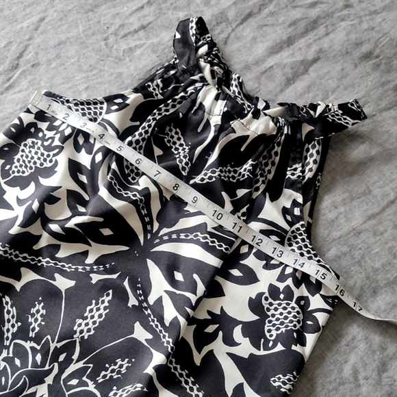 The Limited Keyhole Sleeveless Halter Like Tank - Picture 6 of 13